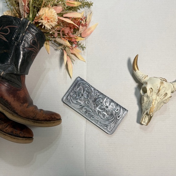 American Darling Handbags - American Darling Silver Embossed Card Holder